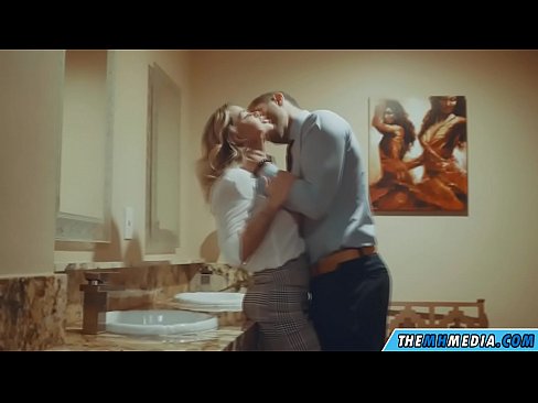 ❤️ Бүкіл аққұба сізді қоғамдық дәретханада азғырғанда Анальный видео kk.eviewporn.ru ❌️❤
